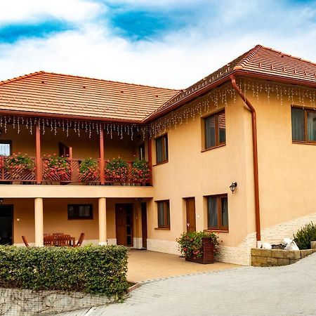 Casa Tofi Vendeghaz Aparthotel Praid Bagian luar foto